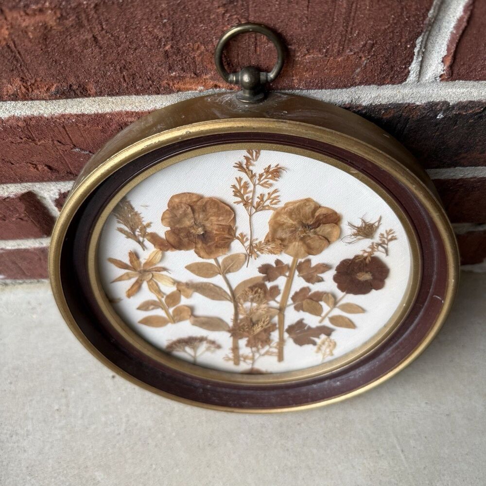 Vintage Pressed Flower Wall Art Round Brass‑Tone Frame 1960s–70s Hong Kong 8.5” - Picture 2 of 6
